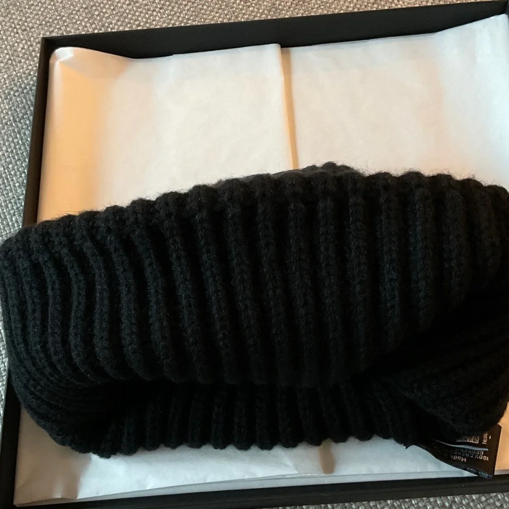Authentic CHANEL 100% cashmere Black sequin Knit Beanie